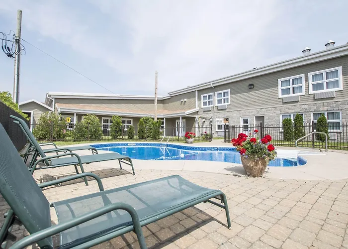 Econo Lodge Inn & Suites