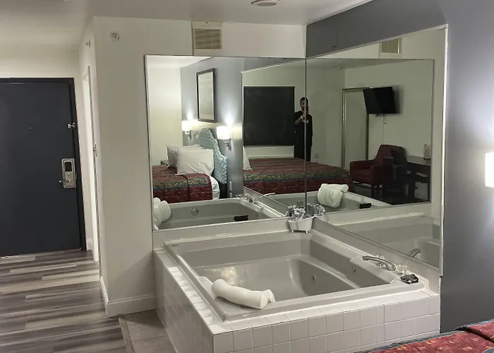 Greenwoods Inn & Suites