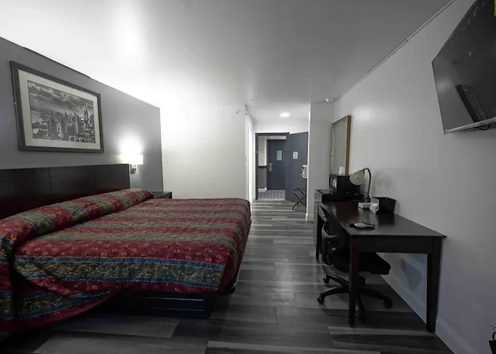 Greenwoods Inn & Suites