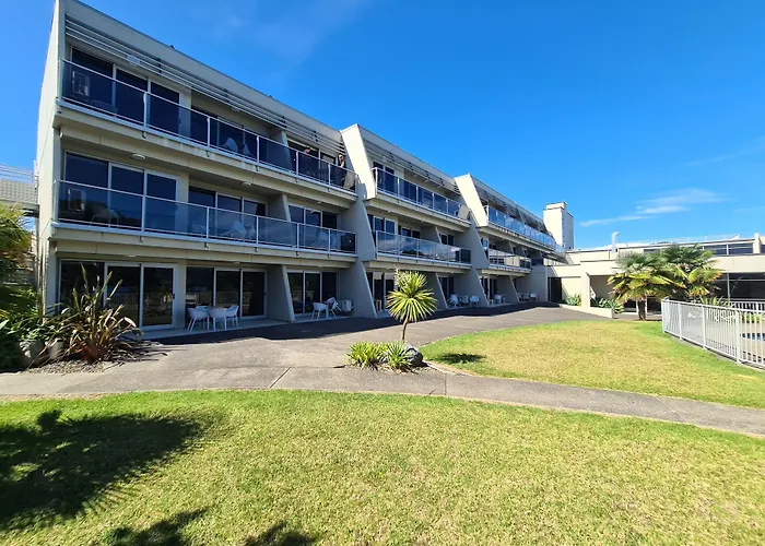 Te Kaha Beach Hotel