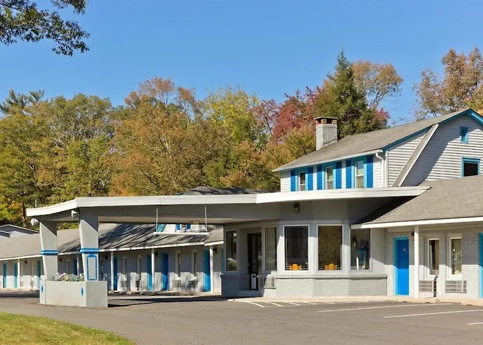 Pocono Night Lodge