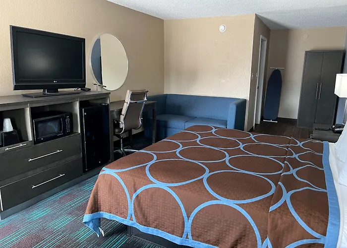 Super 8 By Wyndham Newport News