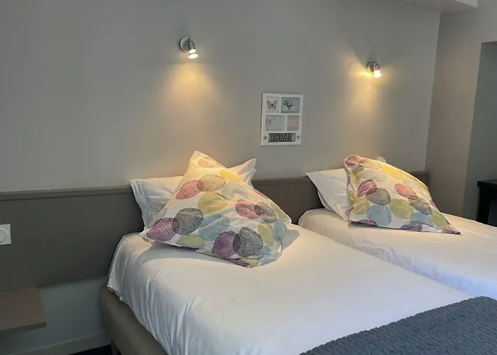 Logis Hotel Castel De Mirambel