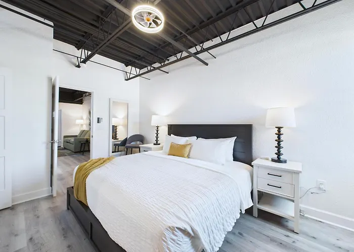 Sleek Coastal Loft Close To Port & Beach -Unit 205