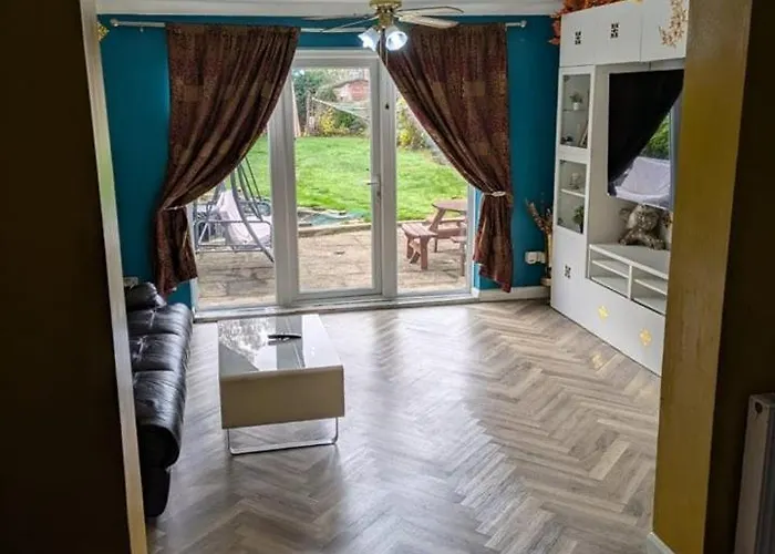 Large Central Lodge Near Heathrow Airport & London With Parking