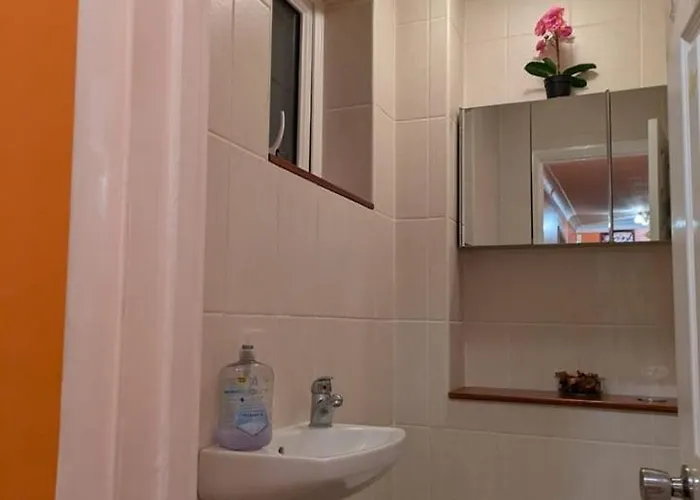 Large Central Lodge Near Heathrow Airport & London With Parking