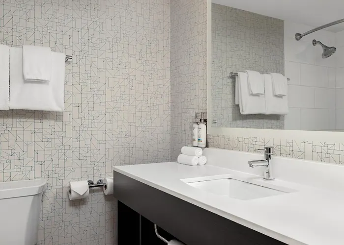 Holiday Inn Express Windsor Waterfront By Ihg