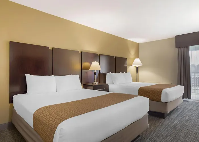 Best Western Plus Plaza By The Green