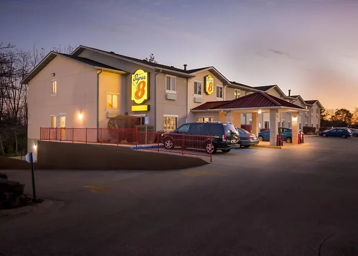 Super 8 By Wyndham Bloomington University Area