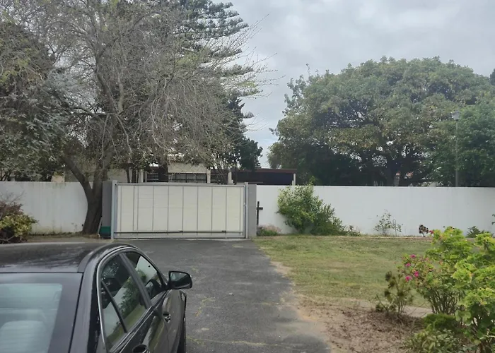 Lyronne Guest House, Shuttle And Tours