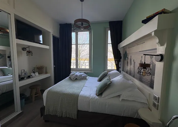 Logis Hotel- Restaurant Le Relais Guillaume De Normandy-Parking Gratuit--Vue Baie Terrasse-Calme-Bornes Electrique-Local Velos Securise-Acces Chambres Sans Acsenceur