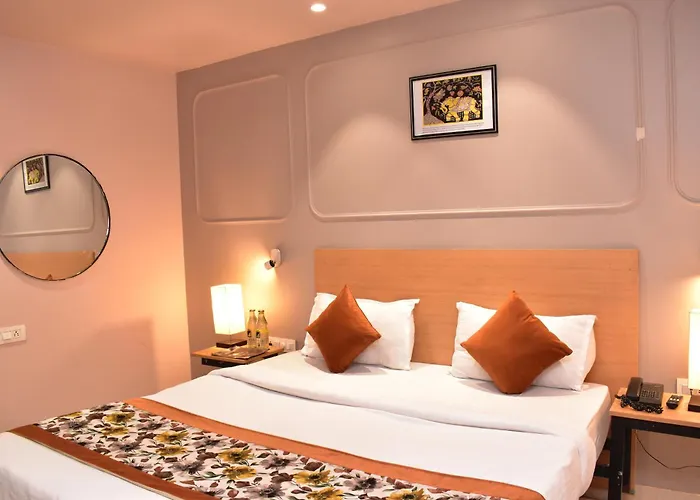 Qotel Comfort Golden Saffron - Hotel In Punjabi Bagh Near Metro