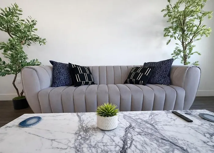 Designer 1 Bedroom Condo In Prime Hollywood