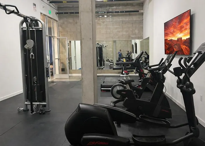 Designer 1 Bedroom Condo In Prime Hollywood