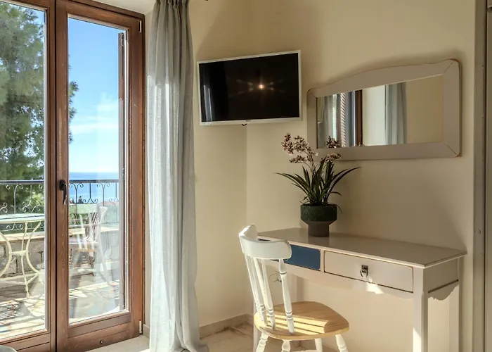 Vardia Hotel