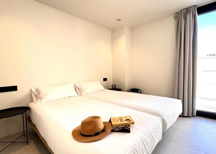 Hugo Beach Hotel & Apartments