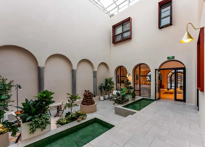 AND·U Designer Homestay (Dukezong Ancient Town Moonlight Square Branch)