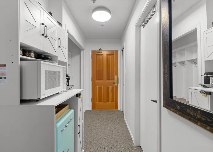 1Br | Greystone Lodge | Ski In / Ski Out | Pool & Hot Tub | Epic Locations