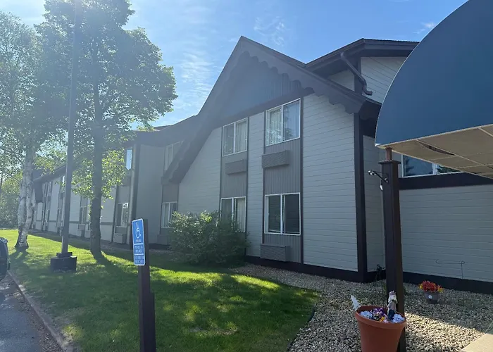 King Bed, Jacuzzi, Private Balcony By Gull Lake