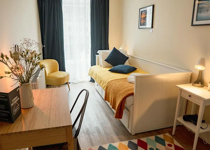 32 Bondgate Without