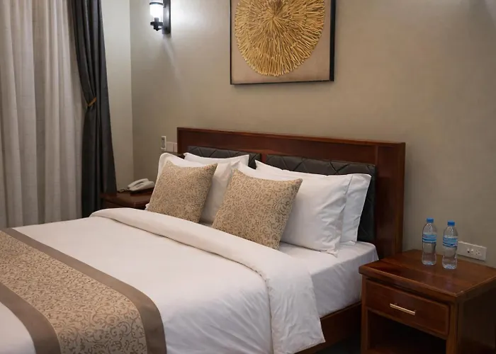 Peak Hotel & Safaris