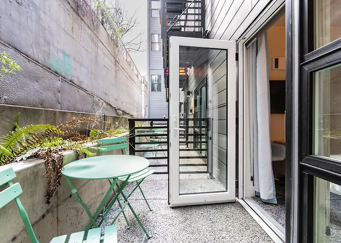 Downtown Edge-Stylish Studio Near Hospitals & Downtown-03
