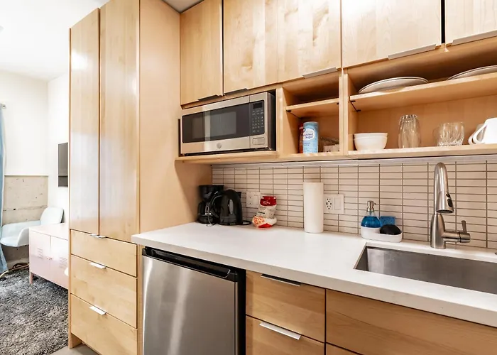 Downtown Edge-Stylish Studio Near Hospitals & Downtown-03