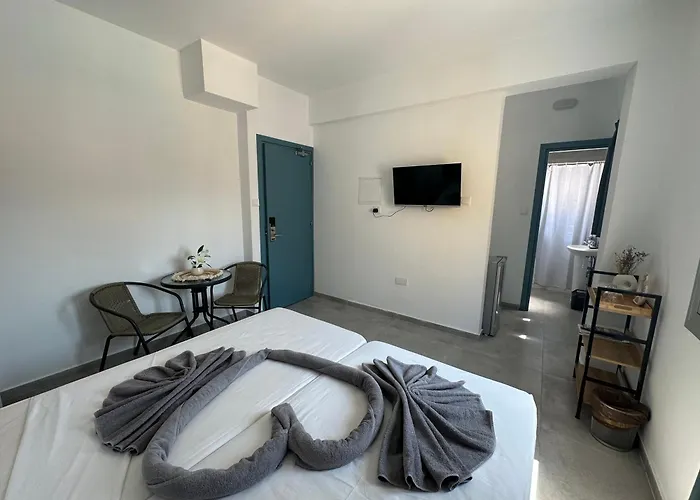 Golden Sun Rooms - Adults Only