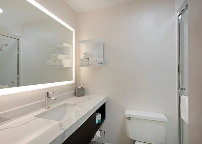 The Lux Hotel & Conference Center, An Ascend Collection Hotel