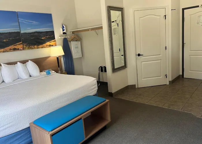 Days Inn & Suites By Wyndham Columbus Ne