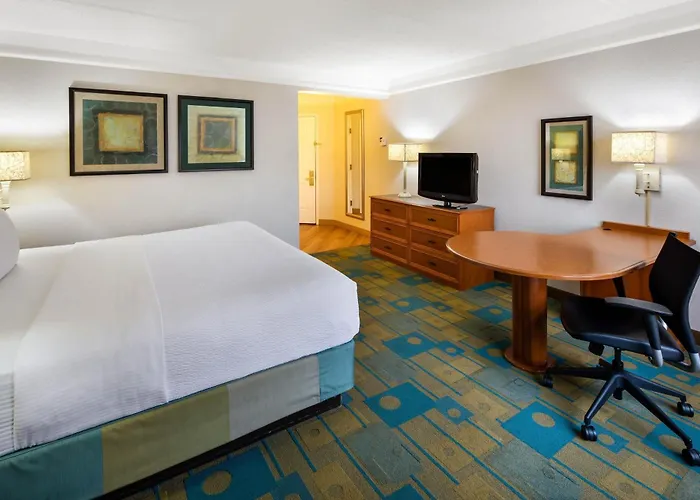 La Quinta By Wyndham Haywood Mall-Near Greenville Downtown