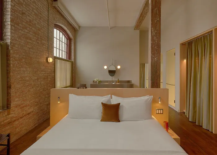 Pocketbook Hotel And Baths
