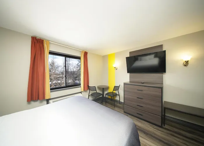 Super 8 By Wyndham Kingston