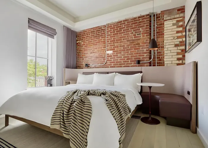 Lark Hotels 907 Main