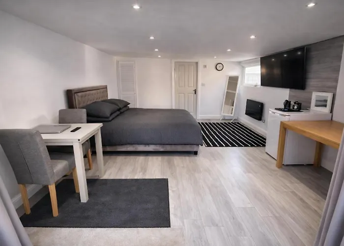 Modern Guest House With Private Entrance