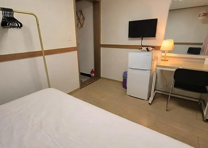 Sweet House Seoul, Line 2 & 5 - Direct To Hongdae Gangnam