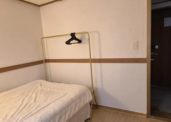 Sweet House Seoul, Line 2 & 5 - Direct To Hongdae Gangnam