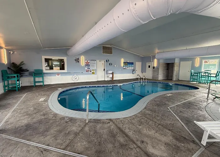 King Bed, Jacuzzi, Private Balcony By Gull Lake