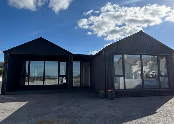 Rockview House & Villas Sleeps 30, 4 Properties - 16 Bed & Outdoor Sauna