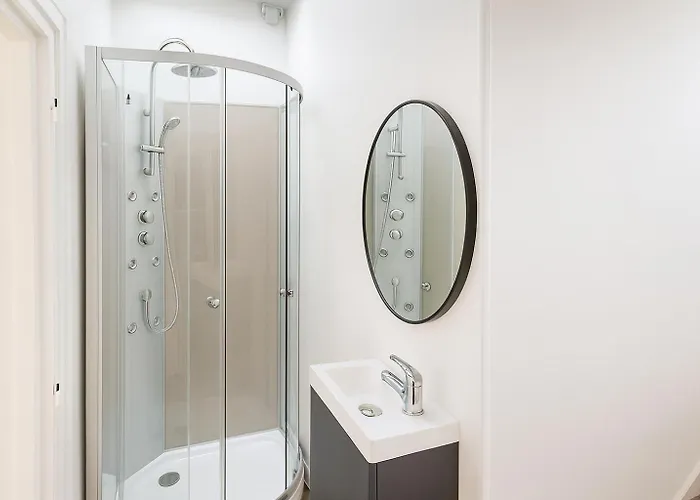4 L'appart hôte Chambre et salle de bain privée avec espace commun Linge et ménage inclus Gare Centre