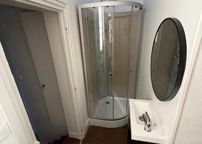 4 L'appart hôte Chambre et salle de bain privée avec espace commun Linge et ménage inclus Gare Centre