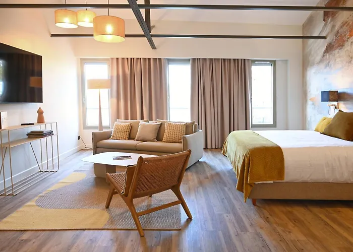Walnut Bistro & Suites