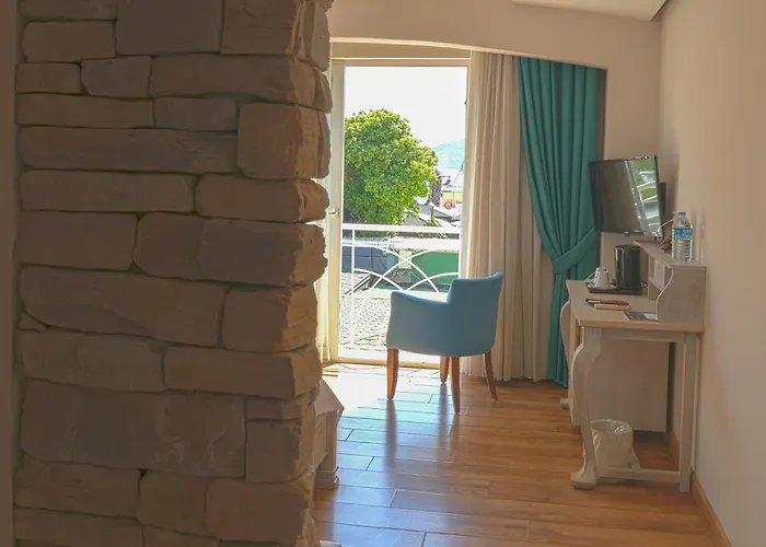 Dedeminn Marina Hotel