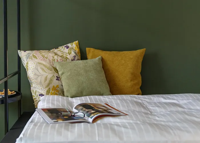 Black F House - Serviced Apartments