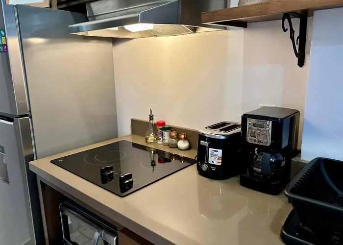 Stylish Apartments - Free Bikes, Nice Area & Cozy Patio, 10 Minutes To Airport