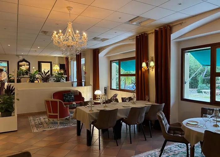 Appart'Hotel-Restaurant Castel Emeraude