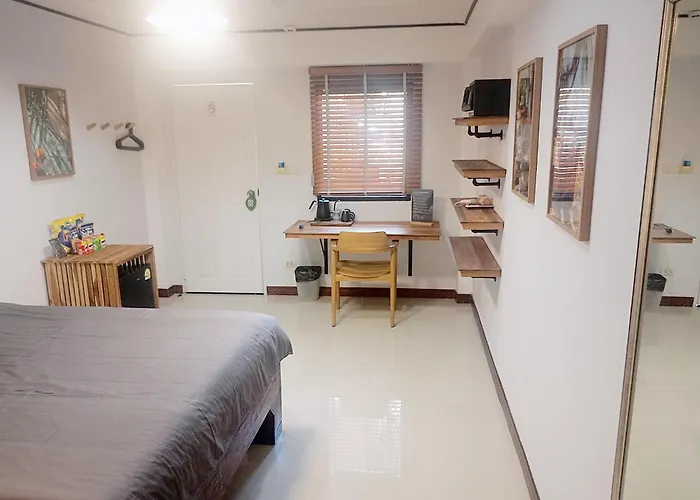 The Reef Hotel & Studios