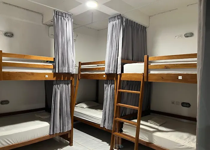 Komodo Indah Hotel And Hostel