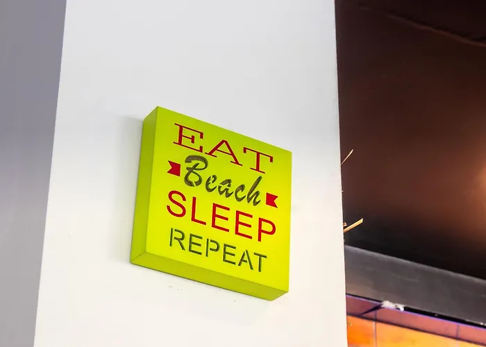 Jomtien Beach Sleep Inn - Steps From Beach & Market