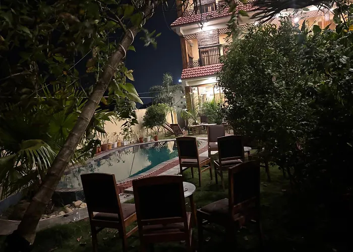Hotel Sauraha Village